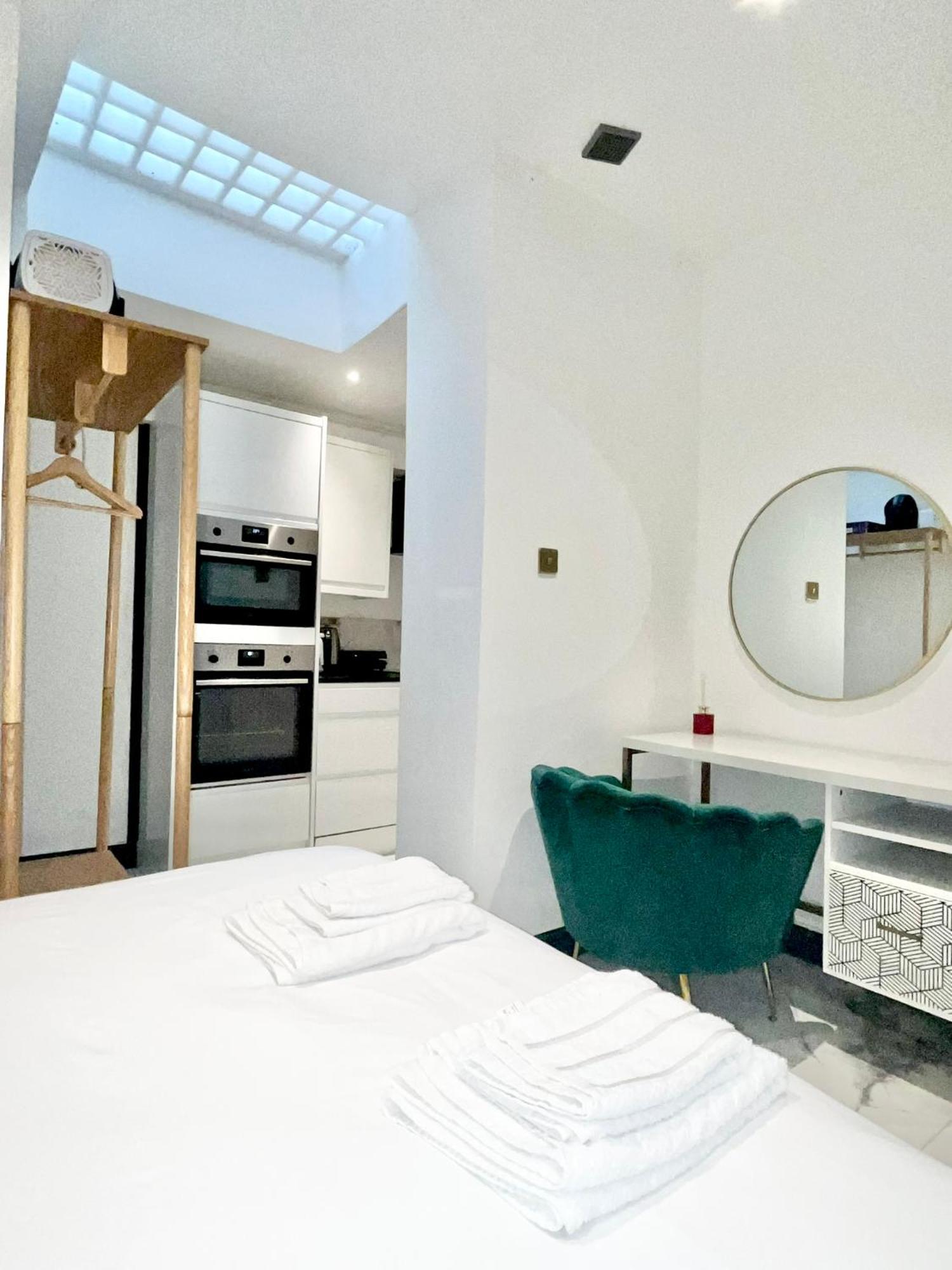 Duke And Duchess Apartments And Rooms - Private In Room Hot Tub Suites London Exteriör bild
