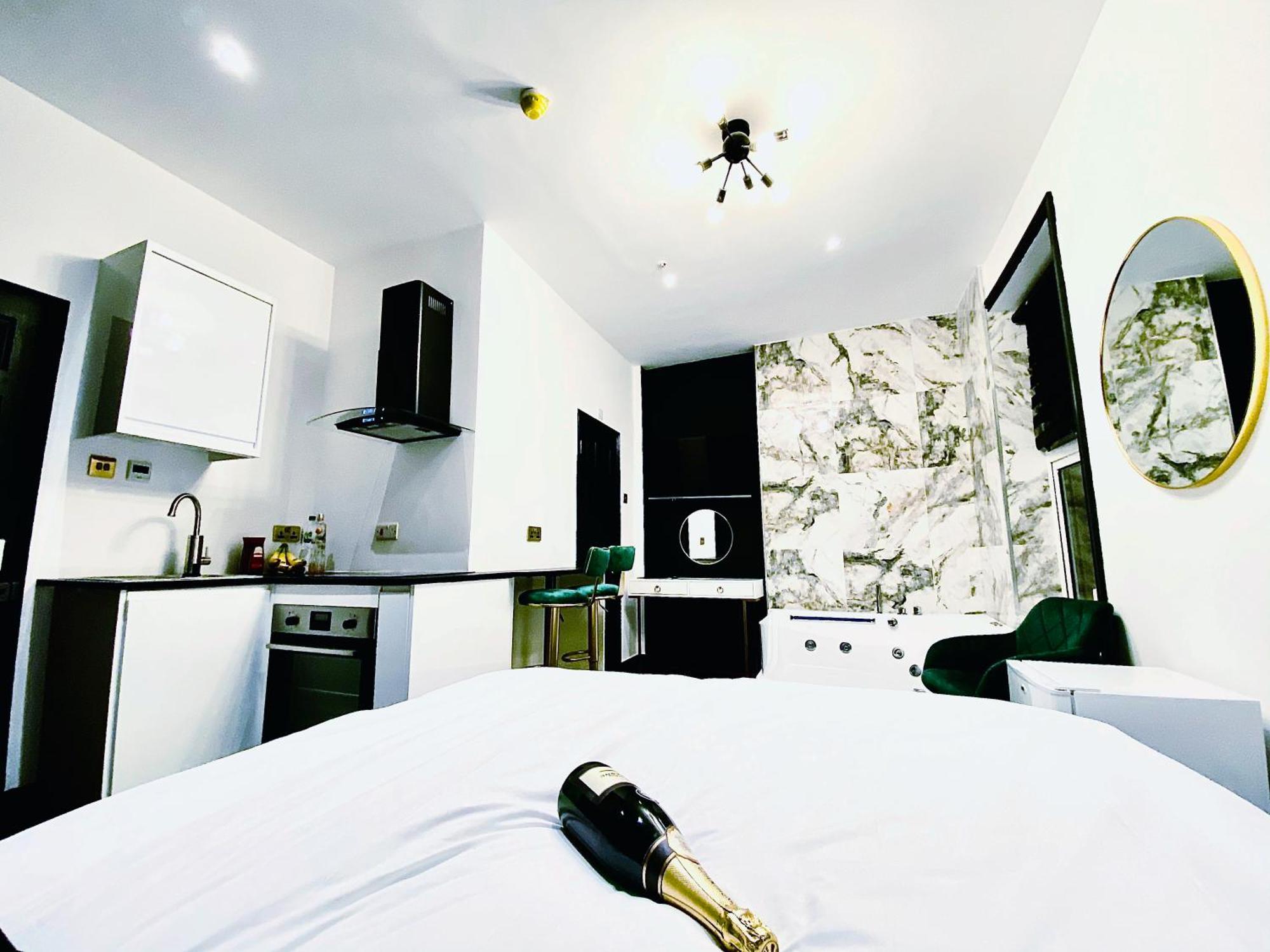 Duke And Duchess Apartments And Rooms - Private In Room Hot Tub Suites London Exteriör bild